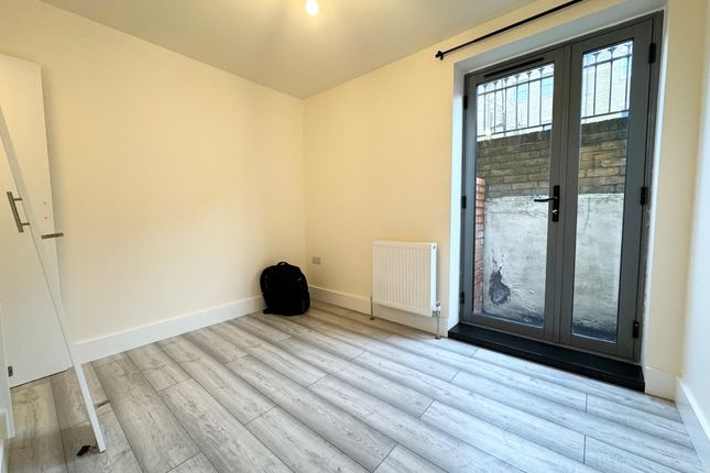Flat G01, 3, Platinum Court, Cephas Avenue, Stepney Green photo 2