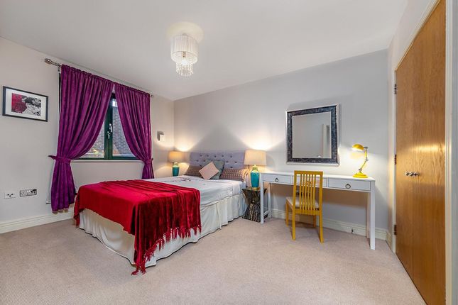 Flat 20, Londinium Tower Mansell Street, London photo 2