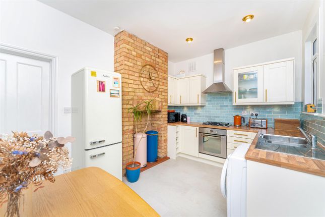 Thumbnail Flat for sale in Murray Road, Ealing