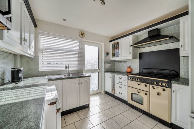 32, Beckington Crescent, Somerset photo 3