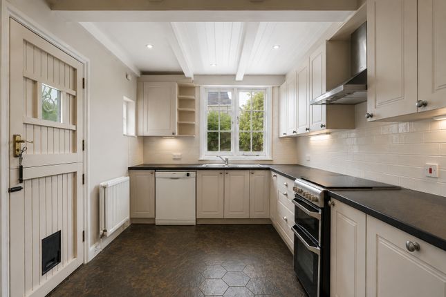 32, Horseshoe Crescent, Buckinghamshire photo 4