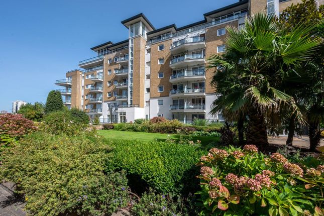 Flat to rent in Smugglers Way, Wandsworth, London