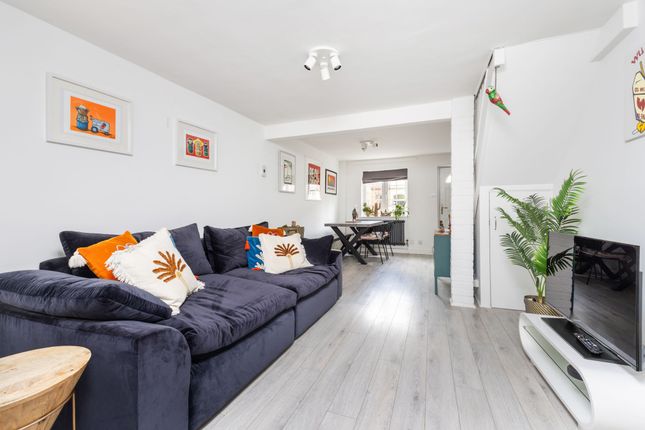 8 Hyde Close, Winchester photo 3