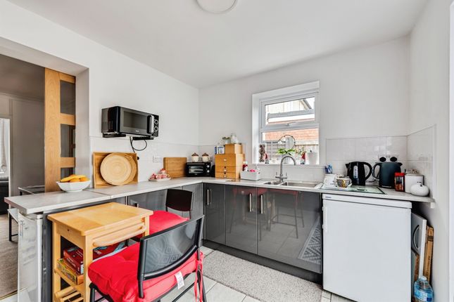 16, Elgin Drive, Swindon photo 4