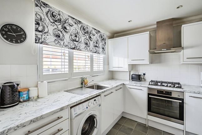 31, Long Beach Close, Eastbourne photo 2