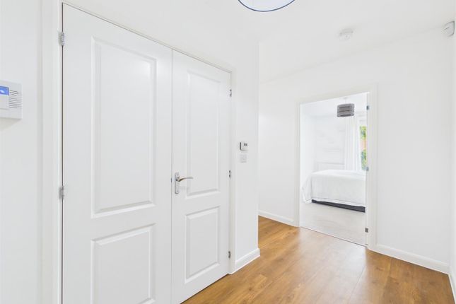 Flat 11 merstham house, 3, Iron Railway Close, Coulsdon photo 2