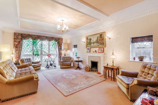 24,Conifer Lodge, Drakes Drive, Northwood photo 2
