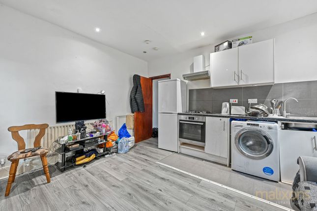34C Gleneldon Road, London photo 4