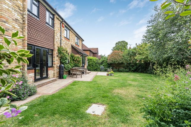 30, Gilmais, Leatherhead photo 4