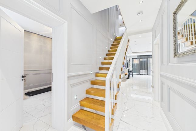 7 Valley Walk, Croydon, Surrey photo 3