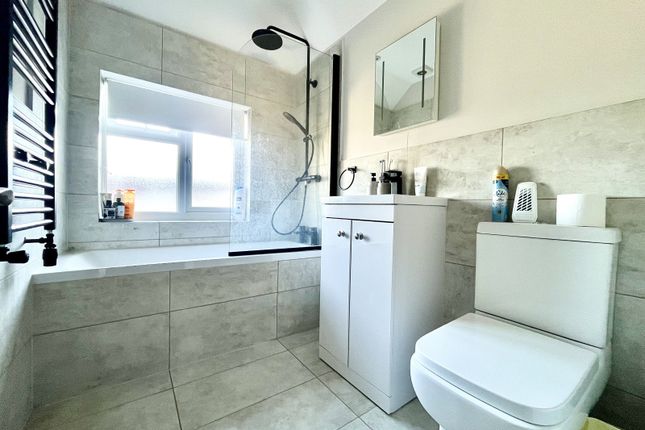 71, Hemsby Road, Chessington photo 4