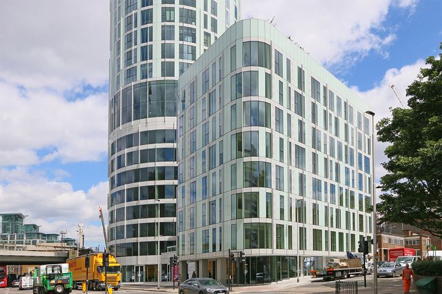 2504SG, London photo 2