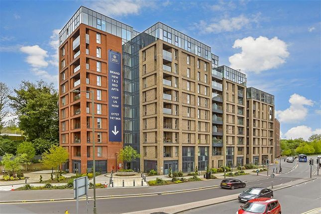 Thumbnail Flat for sale in Marketfield Way, Redhill, Surrey