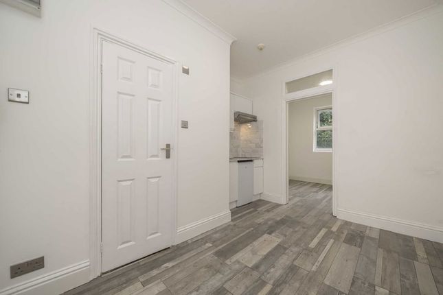 Flat 4, 104, Hammersmith Grove, London photo 2