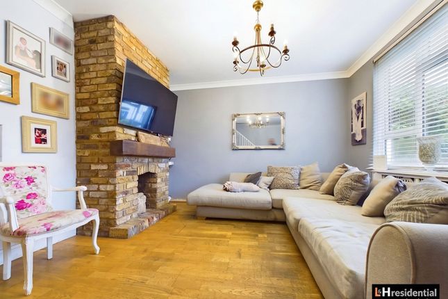 77 Linton Avenue, Borehamwood photo 3