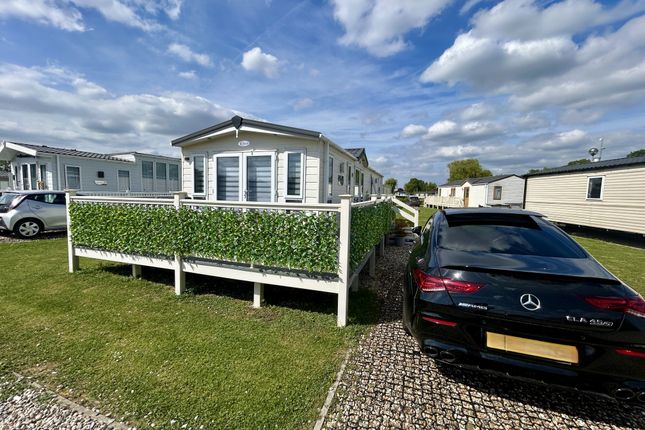 2-bed caravan on 90, Essex Road, Hoddesdon, £85,000