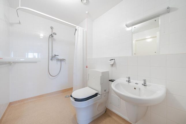 58 Surrey Court,, Kent Road, Chandler's Ford photo 4