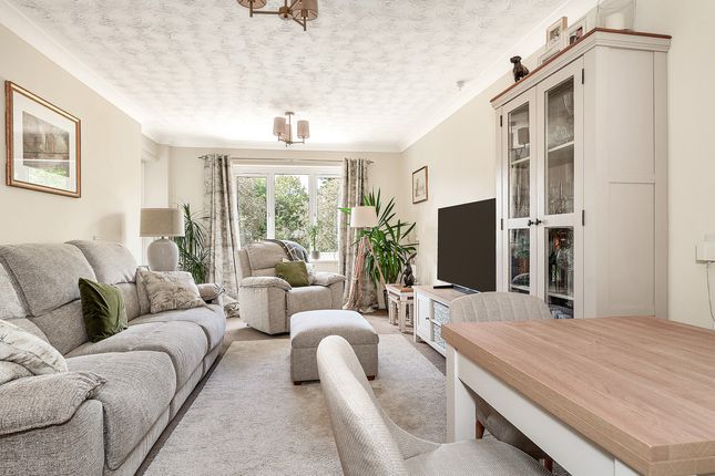 Flat Flat 11, The Chestnuts, West Street, Huntingdon photo 2