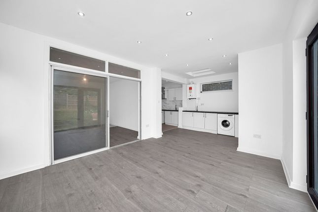 29 Portman Drive, Woodford Green photo 4