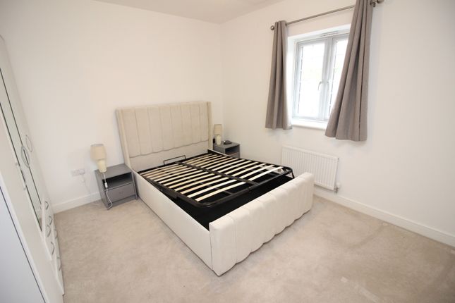 Flat to rent in Manor Drive North, New Malden