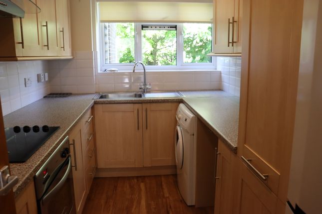 Flat to rent in Little Bookham Street, Leatherhead