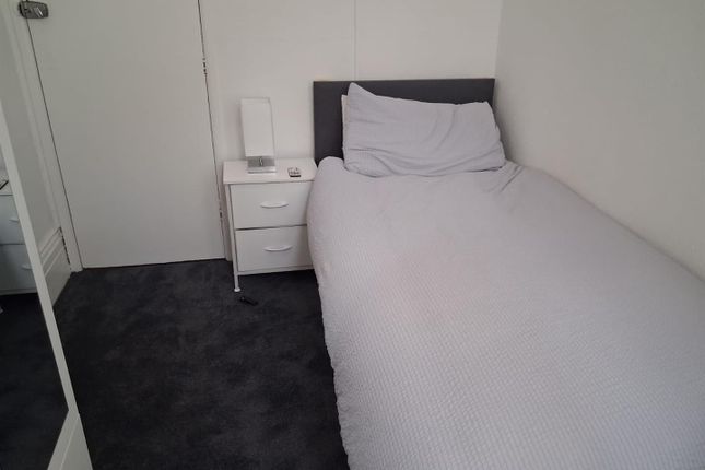 Room One, 4 Clifton Grove, Old Torwood Road, Torquay photo 5