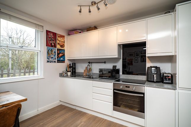 10 Porters Wood House, Porters Wood, St. Albans photo 4