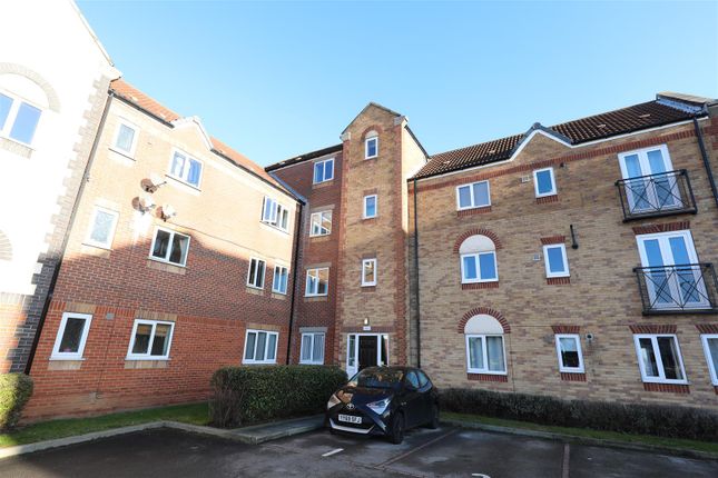 Flat to rent in Axholme Court, Hull