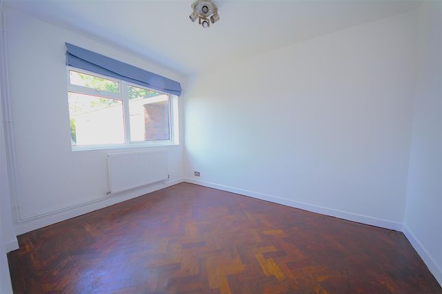 32, Cedar Drive, London photo 5