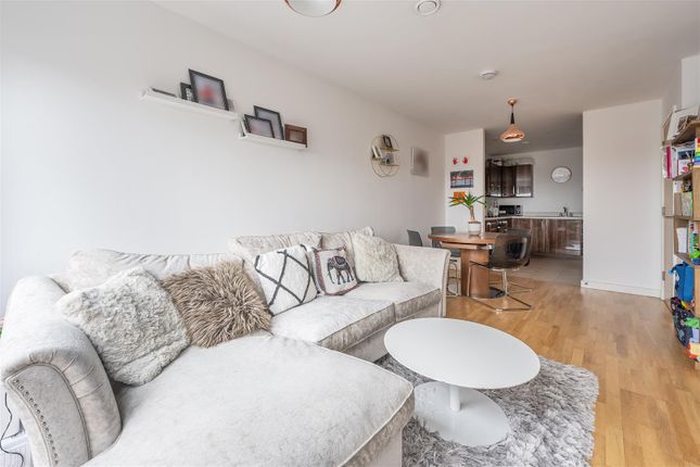 Flat for sale in Hoe Street, London