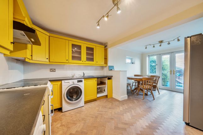 16, Lawns Terrace, West Yorkshire photo 4