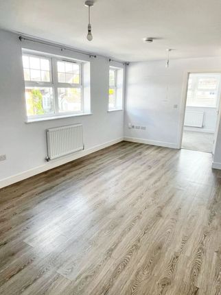 Flat to rent in Yattendon Road, St. Georges