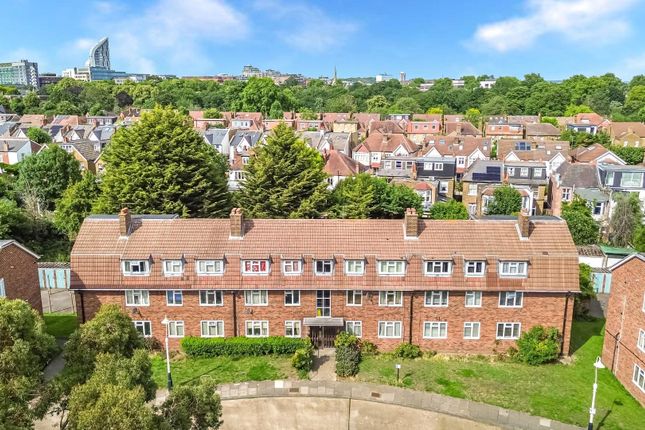 33, Walpole Close, Ealing photo 4