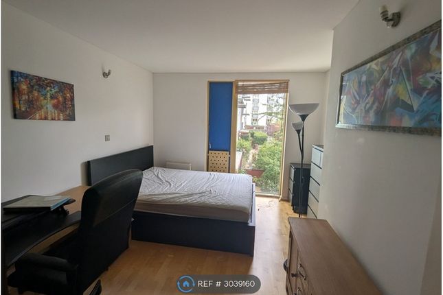 Farnsworth Court West Parkside, London photo 5