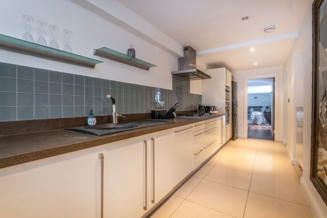 Flat for sale in Gloucester Mews, London