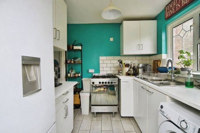 65, Dore Avenue, London photo 4