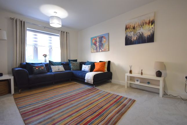 7, Alder Grove, Waterlooville photo 2