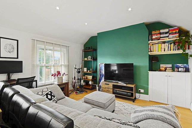 Top Floor Flat, 13, Versailles Rd, London photo 4