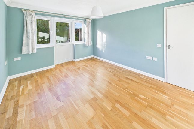 4, Shepherd Close, Feltham photo 4