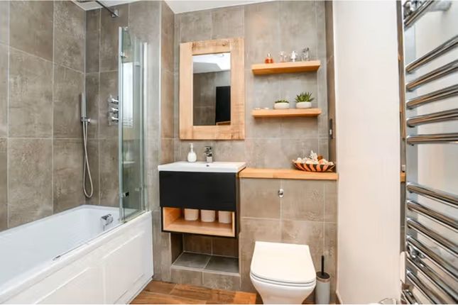 Flat 9/Peakes House, 1 Cairns Avenue, London photo 4