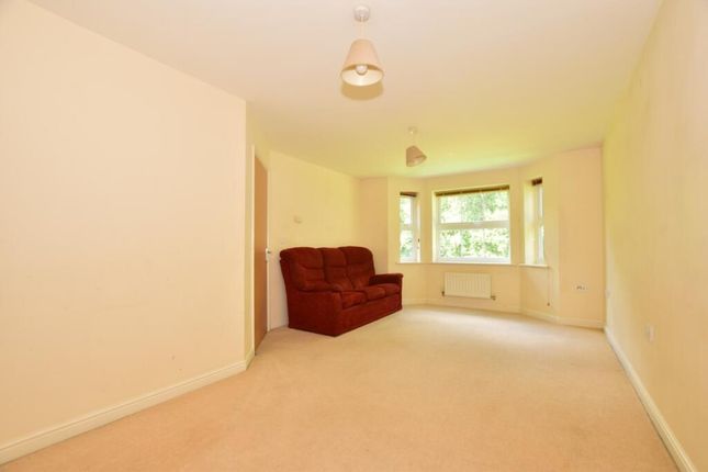 24, Lucas Close, Crawley photo 3