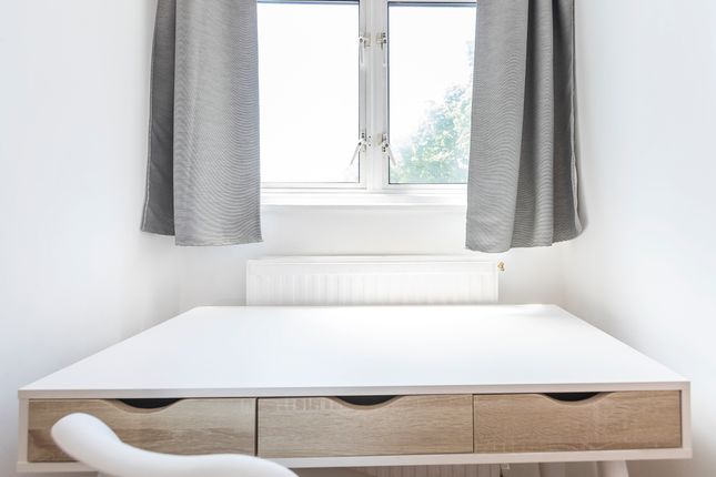 Flat 404, 37-41 Warwick Road, London photo 4