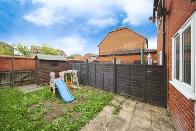 10, Evans Close, Dunstable photo 3