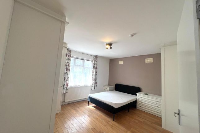15, Coppice Drive, Wraysbury, Staines photo 2