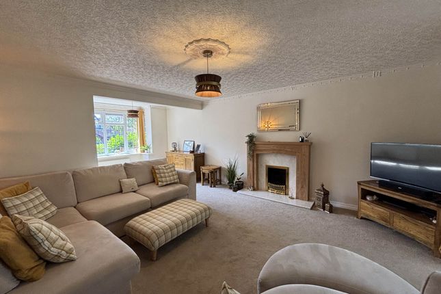 35, Ridgewood Avenue, Oldham photo 2