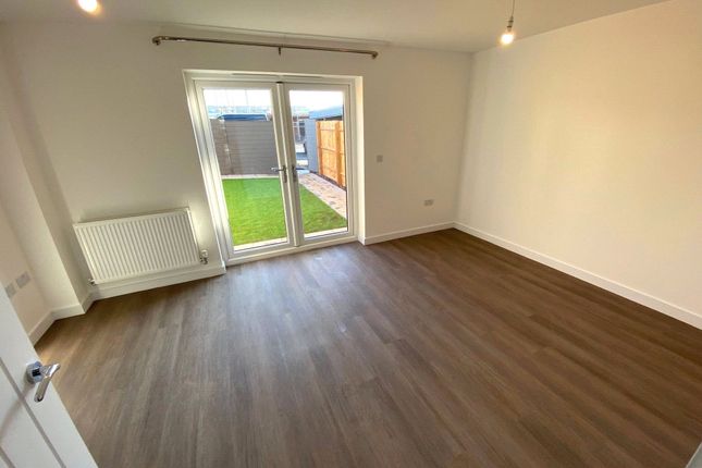 4, Hawker Drive, Gloucester photo 4