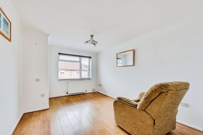 6, Chives Way, Swindon photo 4