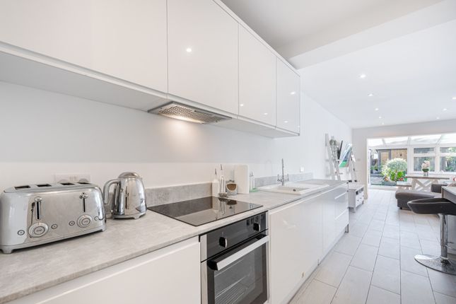 Ground Floor Flat 16, Haydon Park Road, London photo 3