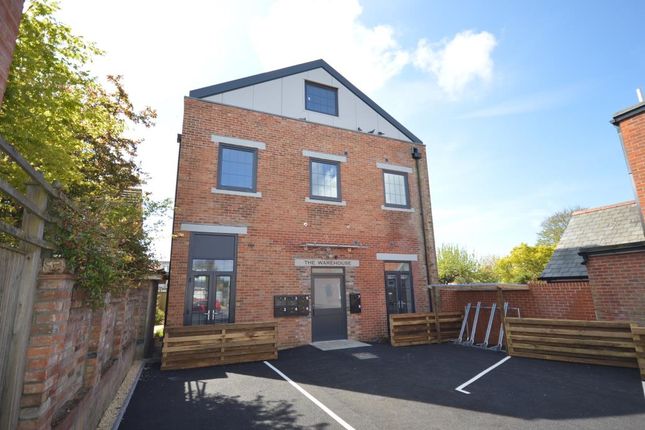 1-bed flat on 2 The Warehouse, Western Road, Hampshire, £925/mo