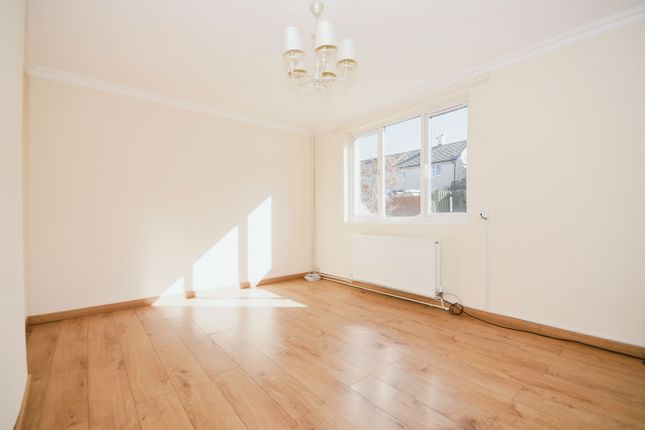 25, Chesterfield photo 2